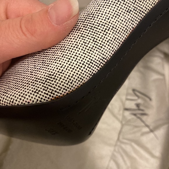 NIB Giuseppe black and white patterned peep toe heels. Size 38.5 - Picture 16 of 16